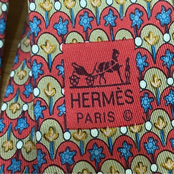 HERMÈS Paris 7673 TA Red Multi Scallop Mini Flowers Print 100% Silk Tie Necktie - Picture 7 of 14